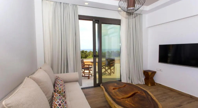 Коттедж с видом на море Golden Bay Suites & Maisonettes