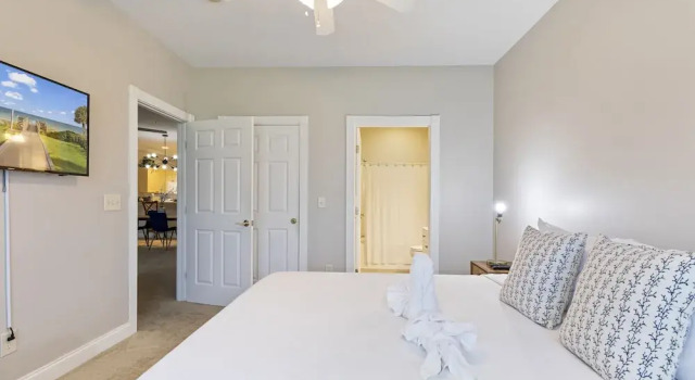 Stylish Golf  Beach Getaway, Забронировать Апартаменты/квартира Отели Миртл-Бич с парковкой, рядом с PineHills Palmetto at Myrtlewood Golf Club, Парковка