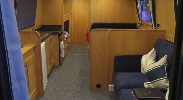 Houseboat Hotels