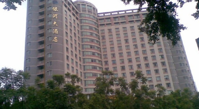 Кровать в общем номере Galaxy Hotel