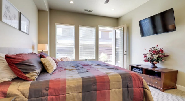 Sleek Home: Patio, Gas Grill & Access to Pool, Varaa Huoneisto Washington 