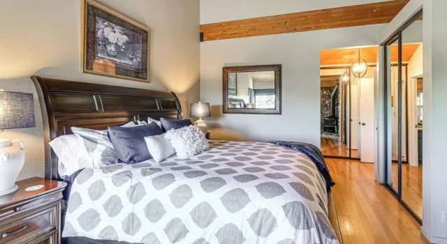 Коттедж 1 Mi to Lake Tahoe: Home w/ Hot Tub & Decks