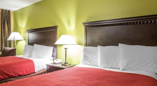 Четырёхместный номер Standard Econo Lodge Biltmore