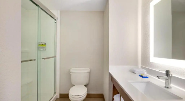 Двухместный люкс c 1 комнатой Holiday Inn Express & Suites Pembroke Pines-Sheridan St by IHG