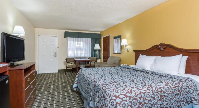 Двухместный номер Non Smoking Days Inn & Suites by Wyndham Warner Robins Near Robins AFB