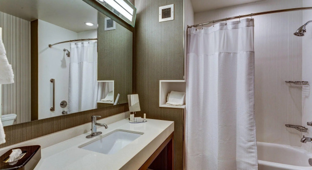 Четырёхместный номер Standard Courtyard by Marriott Hammond