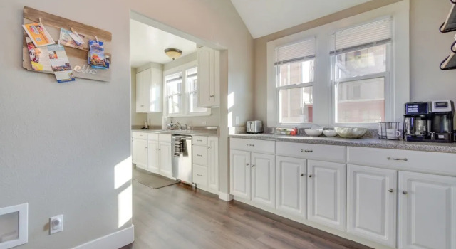 Коттедж Charming Getaway, Walk to Windsor Lake & Downtown!