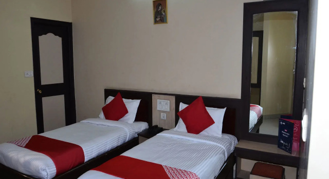 FabHotel Rajlaxmi Palace - Ashok Vihar Metro Station, Забронировать Отель Отели штата Раджастхана с парковкой, Парковка