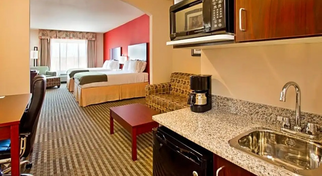 Четырёхместный люкс Holiday Inn Express & Suites Guthrie North Edmond by IHG