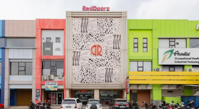 RedDoorz Plus near Living Plaza Jababeka