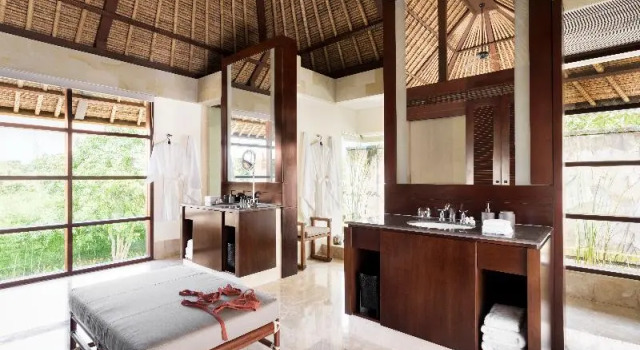 Люкс с балконом и с видом на сад REVĪVŌ Wellness Resort Nusa Dua Bali