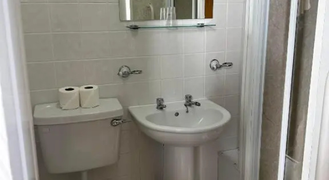 Четырёхместный номер Standard Clarence House Hotel