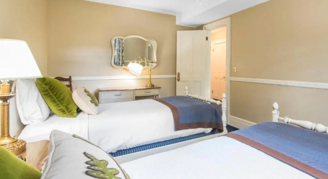 Четырёхместный семейный номер Standard Omni Bretton Arms Inn at Mount Washington Resort