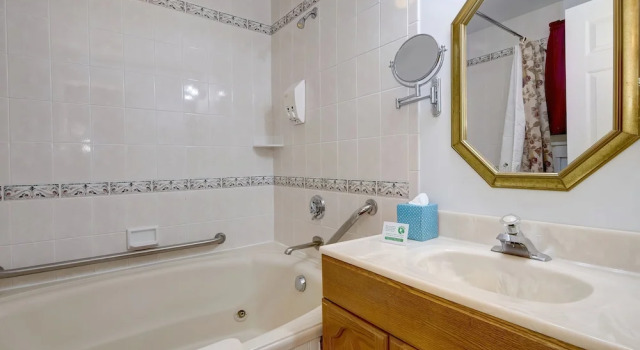 Люкс с балконом Mira Monte Inn & Suites