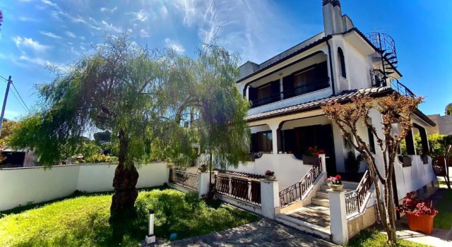 Villa Mirella Lavinio, Boek Villa Hotels in Lazio met parkeren, Parkeren