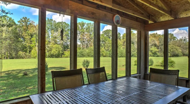 Коттедж с 3 комнатами Ooltewah Cabin w/ Grill, Pool Table & Porch!