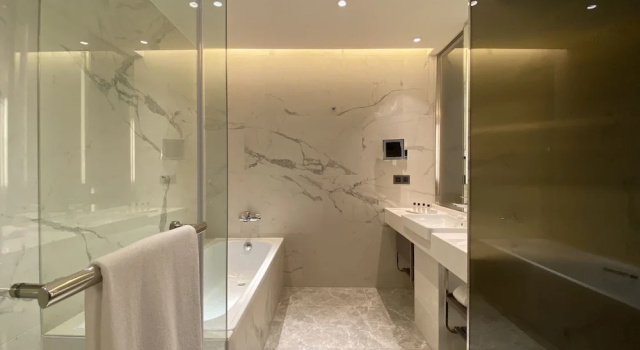 Четырёхместный номер Standard Monarch Plaza Hotel