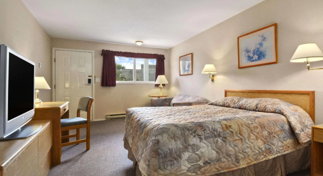 Двухместный номер Standard Travelodge by Wyndham Salmon Arm BC