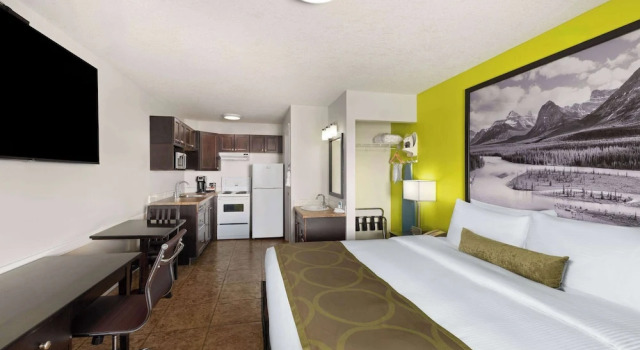 Номер Deluxe Super 8 by Wyndham Fort McMurray