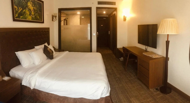 O podwyższonym standardzie dwuosobowy pokój Phoenix Hotel