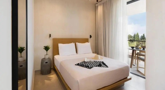 Полулюкс Standard с балконом Pnoes Luxury Suites