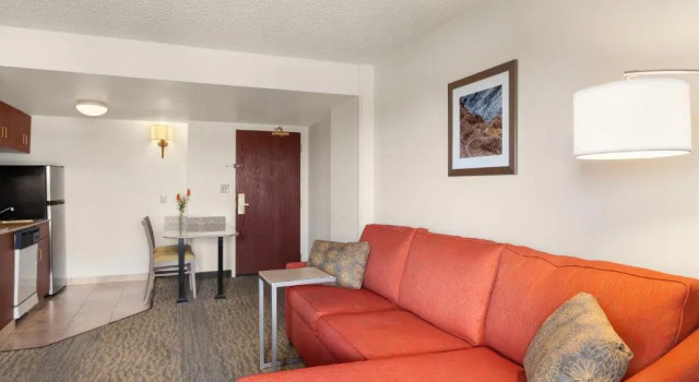 Люкс с балконом и с видом на горы Hampton Inn & Suites Denver-Cherry Creek