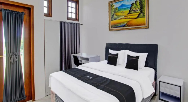 Deluxe Suite Collection O 91629 Ndalem Abhirama