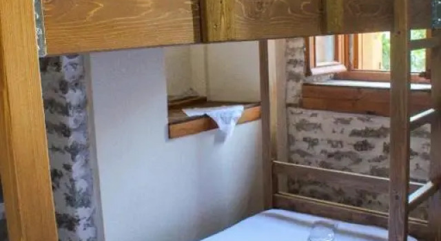 Кровать в общем номере Silver Hill Hotel