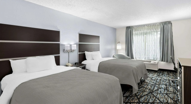 Четырёхместный номер Standard Quality Inn Northlake