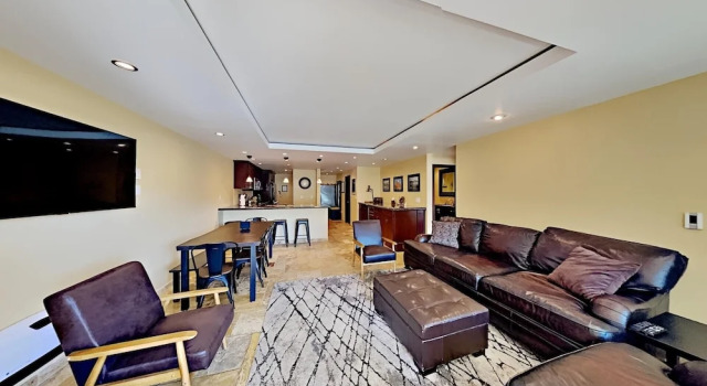 Two-Bedroom Condos with Mountain Views at 1849 Condos by RedAwning, Rezerwuj Apartament Hotele w Mammoth z basenem, Basen