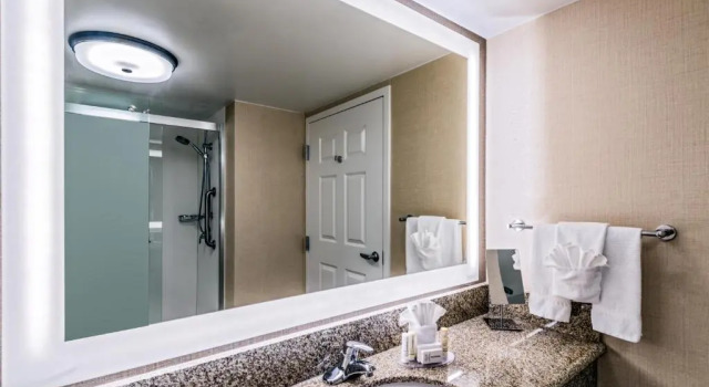 Номер Standard с балконом Courtyard by Marriott Charleston Historic District