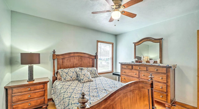 Коттедж Cozy Retreat w/ Yard ~ 2 Mi to Lake Michigan!