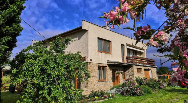 Ferienhaus Hlidek, Rezerwuj Apartament Hotele w Central Bohemia z parkingiem, Parking