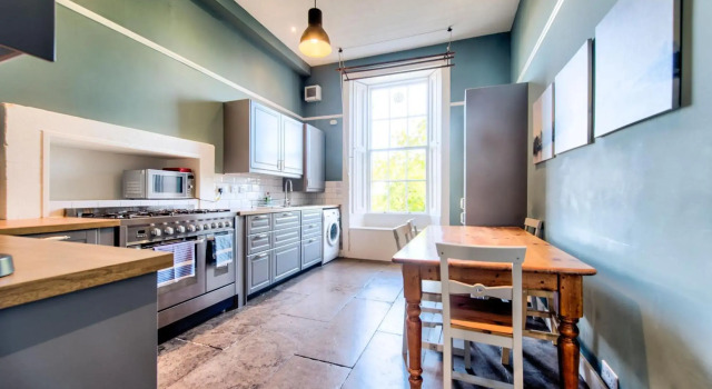 Bright and Spacious 4-bedroom Apart in Stockbridge