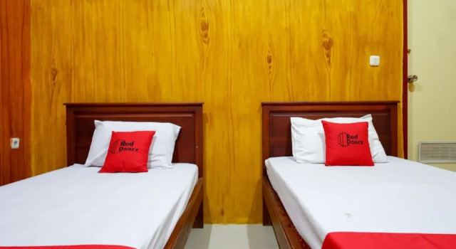 RedDoorz near Kamali Beach Bau Bau, Prenota Hotel Baubau 