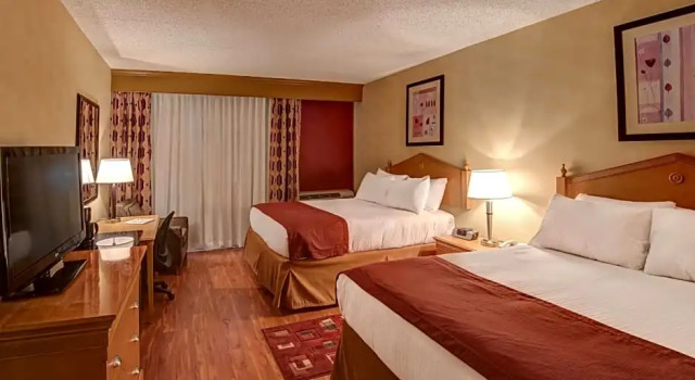 Четырёхместный номер Standard Ramada by Wyndham Toms River