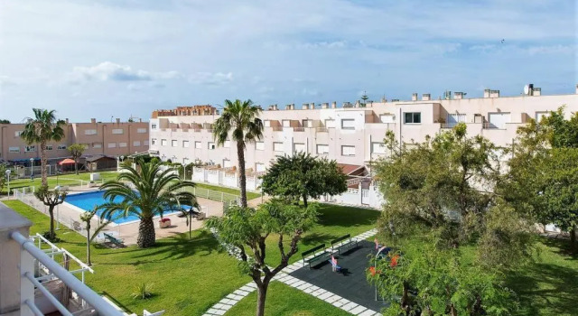 Апартаменты Happy Holiday Home! 2 pools - Walk to Town & Beach