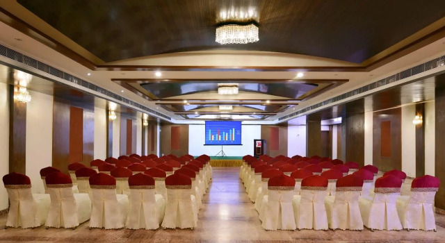 Люкс Keshav Clarks Inn Gadag