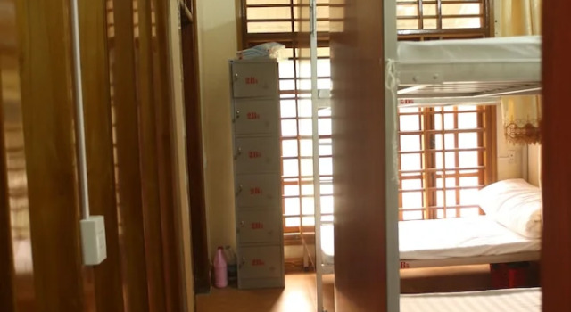 Кровать в общем номере с балконом Ha Giang Riverside Hostel
