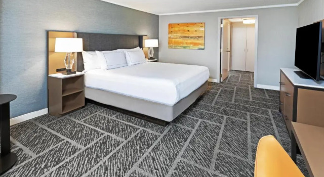 Двухместный номер Standard DoubleTree by Hilton Tulsa - Warren Place