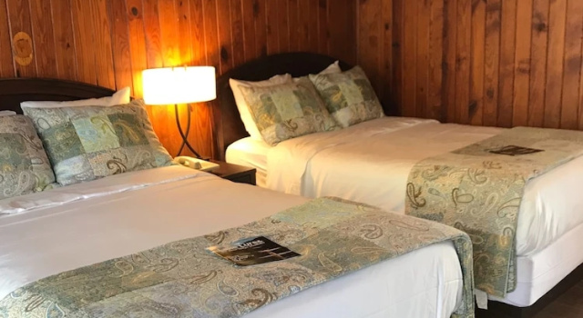 Четырёхместный номер Standard Riverside Lodge at Chimney Rock