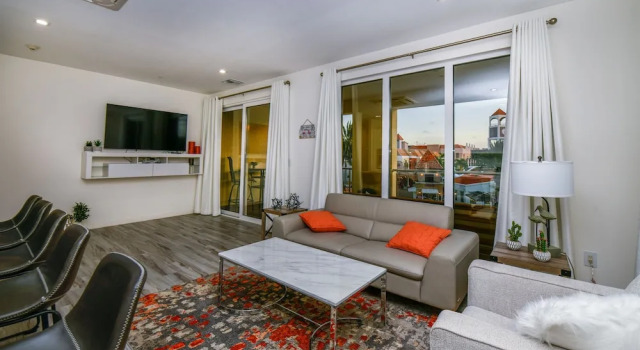 Luxury 2-bedroom Condo Right on the Strip in Palm Beach