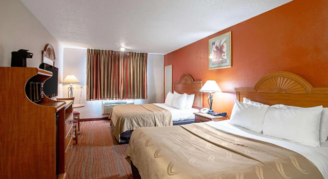 Четырёхместный номер Standard Quality Inn Aberdeen