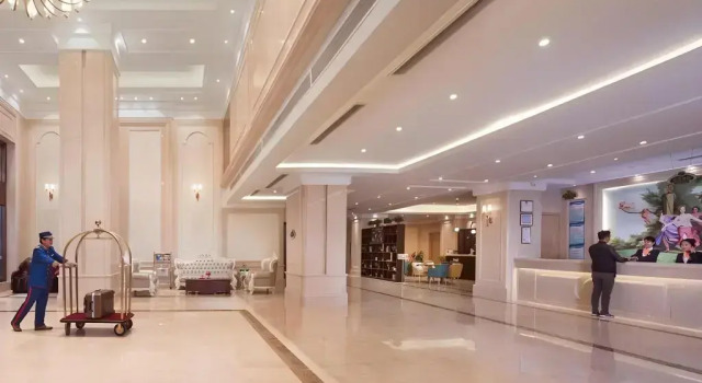 Vienna International Hotel (Kunshan Lujia Inspiration Square Town), Book Hotel Hoteller i Suzhou med parkering, Parkering
