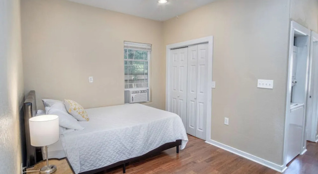 Коттедж с 2 комнатами Hackberry St #A Renovated 2BR/2BA Near Downtown