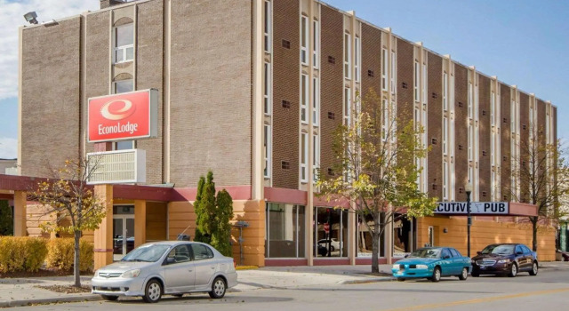 Кровать в общем номере Wingate by Wyndham Sheboygan