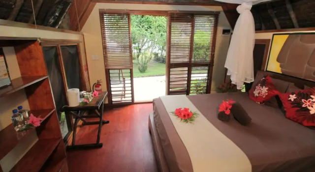 Бунгало с балконом и рядом с пляжем Mango Bay Resort