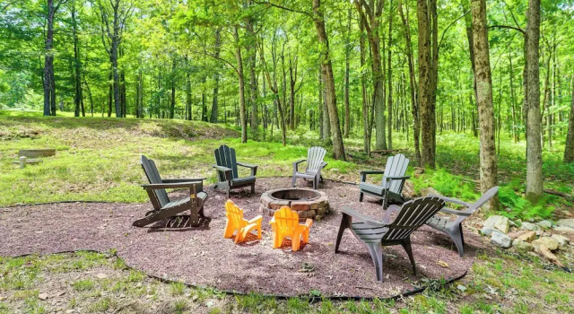 Furnished Deck + Fire Pit: Poconos Outdoorsy Gem, Boek Vakantiehuis Albrightsville Carbon County