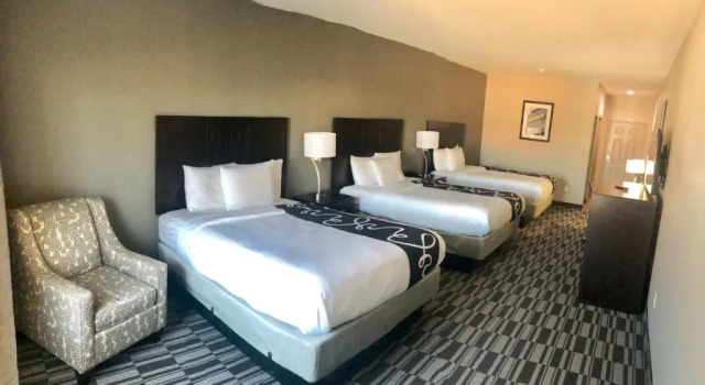 Трёхместный номер Classic Catoosa Inn & Suites