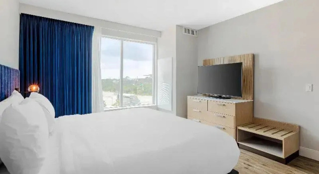 Люкс c 1 комнатой с видом на город EVEN Hotel Waco - University Area by IHG